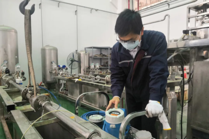 圖3 液體流量計計量校準現(xiàn)場